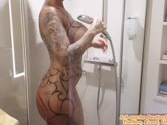 Unter der Dusche wird das Tattooluder gebumst