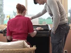 Rotschopf nimmt sich seinen Pianolehrer zur Brust